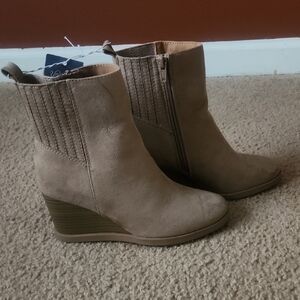 Universal Thread Taupe Wedge Boots